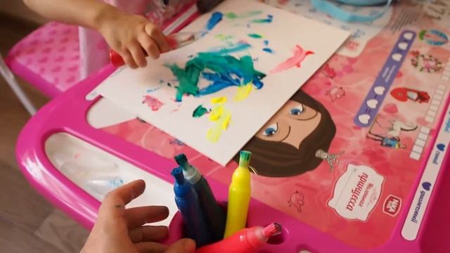 Ребенок рисует красками Маша нарисовала свою первую картину Child draws paints смотреть онлайн