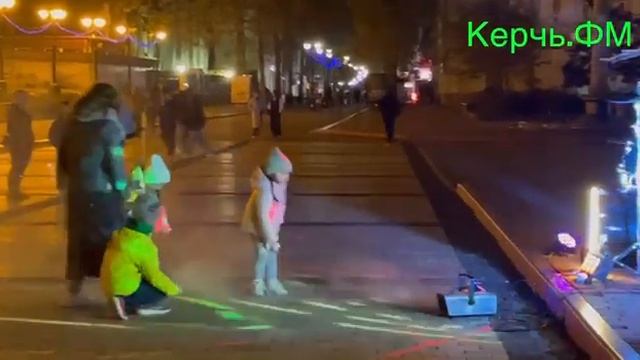 Барабанщик на площади Ленина в Керчи - единственное развлечение выходного дня смотреть онлайн