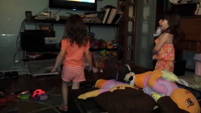 Savannah and Emma Dancing to the Lego Movie смотреть онлайн