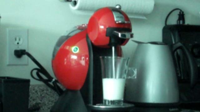 Making a Cappuccino with my Krups Dolce Gusto espresso/coffee machine. смотреть онлайн