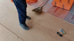 Водяной теплый пол:  укладка первого слоя- экструдированный пенополистирол Пеноплекс