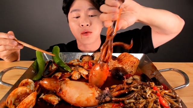 ASMR MUKBANG | SPICY SQUID, CLAM & ENOKI, SHIITAKE, OYSTER MUSHROOM EATING SOUND 먹방 смотреть онлайн
