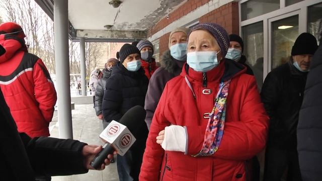 За талоном. По пятницам в городскую больницу Ревды скапливается большая очередь смотреть онлайн