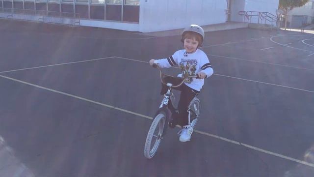 Dominic riding his bike without training wheels at Maya Lin - Alameda, CA 1/25/2015 смотреть онлайн