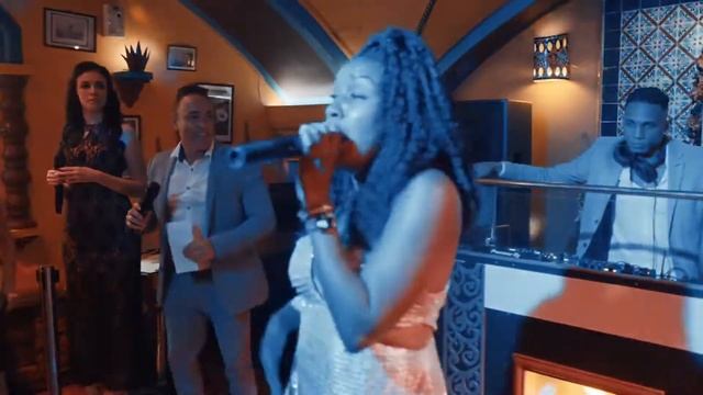 Певица с Кубы В ресторане Casa Agave смотреть онлайн