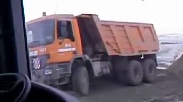 Вездеход Мерседес Актрос съехал с дороги. Рвали тросы. смотреть онлайн