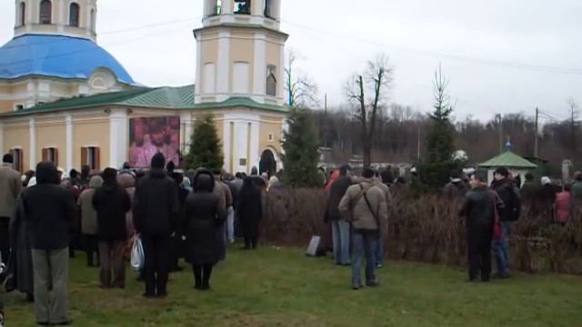 На улице во время отпевания о. Даниила (4) смотреть онлайн