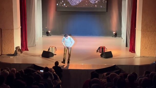 Упал на колени перед поклонницей! / Вот это Артист! смотреть онлайн