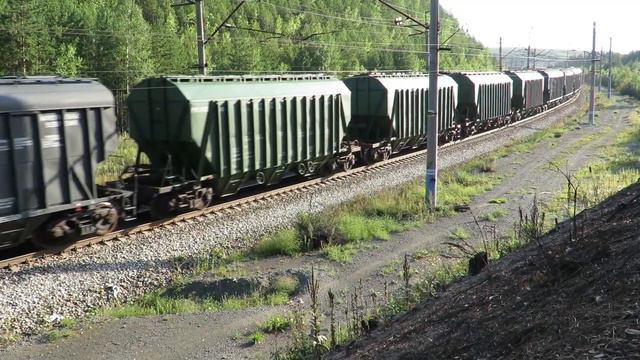 Сдвоенный грузовой поезд 129 вагонов ВЛ10-288 + ВЛ10-842 в середине смотреть онлайн