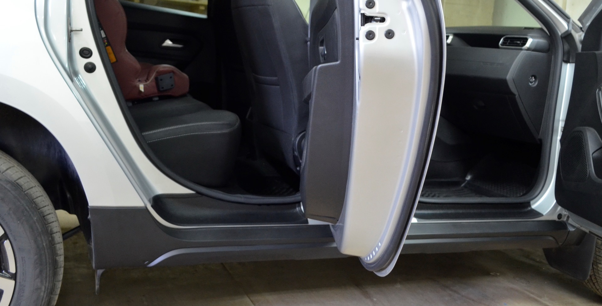 Видеоинструкция по установке накладок в проёмы дверей для Renault Duster 2 (с 2021г.в.).mp4 смотреть онлайн