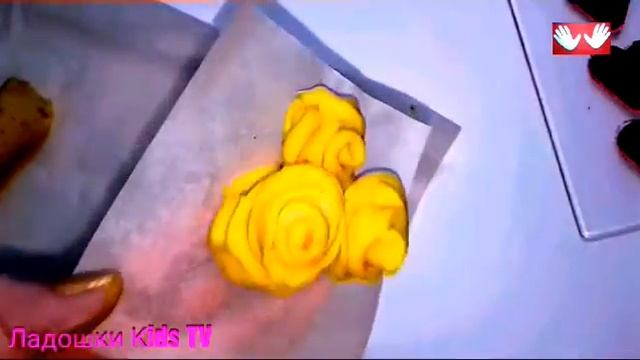 We make roses from salted dough Crafts for children Лепим розы из соленого теста смотреть онлайн