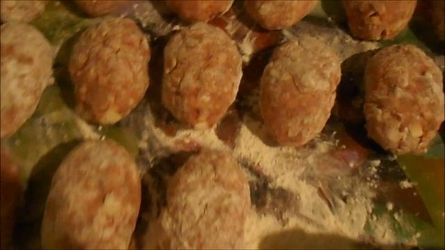 ? Котлеты из мясного фарша с капустой и рисом на овощной подложке смотреть онлайн