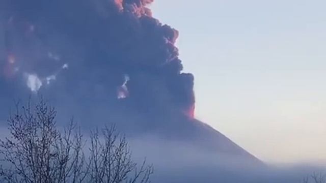 Извергается еще один вулкан: Ключевской, на Камчатке, Россия ? смотреть онлайн