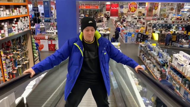 CheAnD уснул в ТОРГОВОМ ЦЕНТРЕ