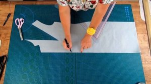 Элегантное офисное платье с горловиной замочная скважина и фигурной кокеткой.mp4