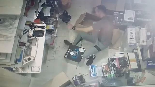 Стул подвел, сел на бутылку! смотреть онлайн