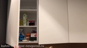 Угловая кухня без ручек для маленькой кухни 6 м. Дизайн малогабаритной кухни светлый верх темный ни