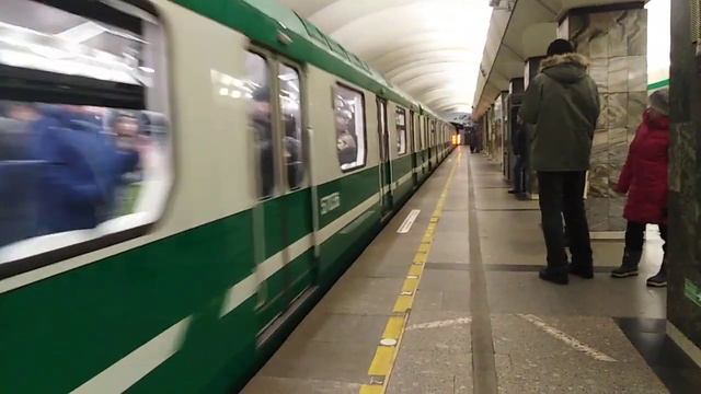 Метро-поезд ''Зелёная Нева'', станция метро Приморская смотреть онлайн