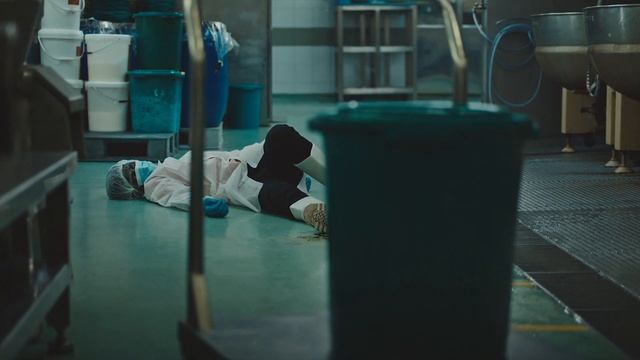 Zombie Food Manufacturing Worker (Slips, Trips and Falls) смотреть онлайн