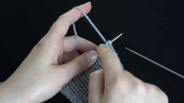 урок 2. как держать рабочую нить при вязании смотреть онлайн