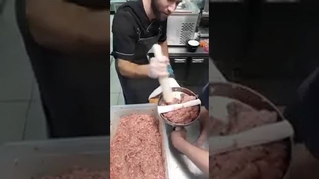 Колбасный цех налажен хохлом и грузином??? смотреть онлайн