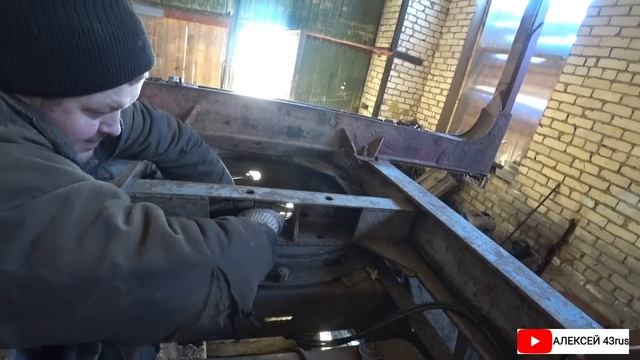 ЗАМЕНА БОЛТОВ ПОВОРОТНОГО КРУГА ПРИЦЕПА МАЗ . НАЧАЛО РЕМОНТА