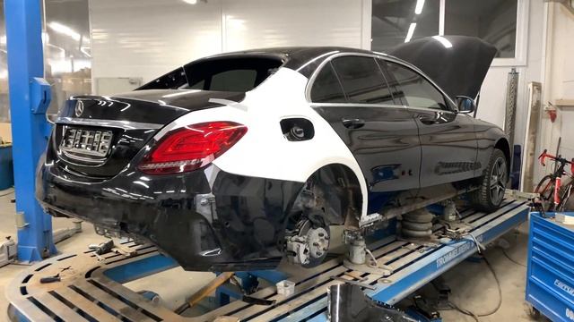 Mercedes C W205 с заменой заднего правого крыла смотреть онлайн