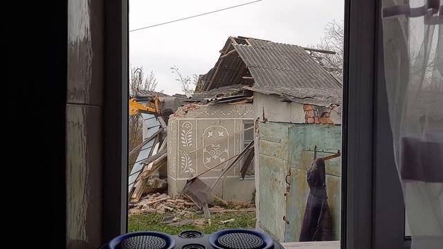 Наш дом полностью разбили . Нет больше дома и гаража . смотреть онлайн