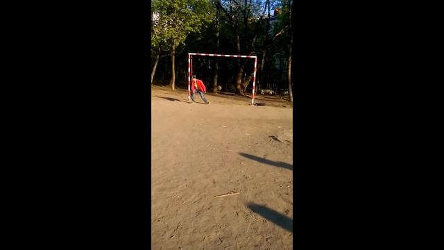 Урок(Как правильно надо забивать мяч в ворота) смотреть онлайн