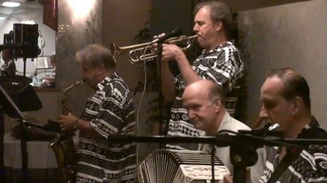 Worlds Honkiest Polka Band - Caseys Polka смотреть онлайн