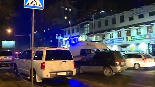 Девочка осталась лежать на капоте после столкновения с авто смотреть онлайн