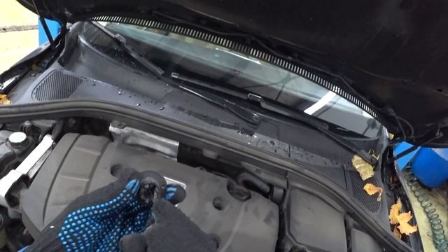 Как снимается декоративная крышка ДВС VOlVO XC60\XC70 смотреть онлайн