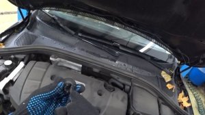 Как снимается декоративная крышка ДВС VOlVO XC60\XC70