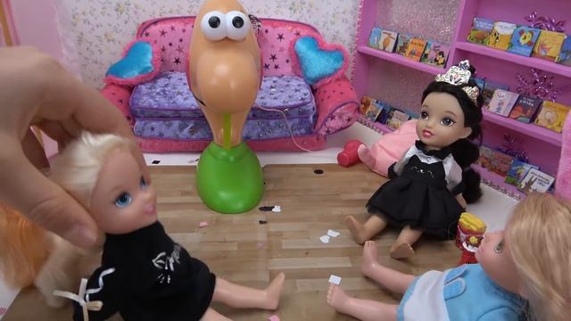 Elsa and Anna toddlers sleepover and fun games смотреть онлайн