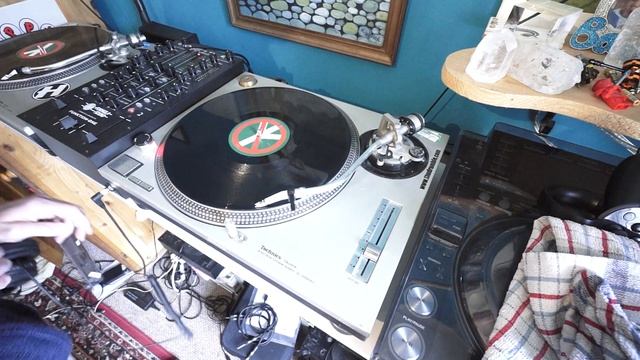 THE DJ BEAT MATCHING ANALOGY PART TWO USING A TECHNICS SL1200MK2 VINYL TURNTABLE смотреть онлайн