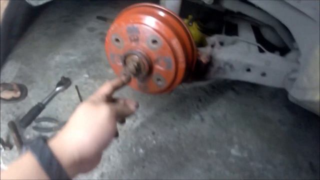 Kia Pride How to Rebuild Repack your rear wheel Bearings PART1 смотреть онлайн