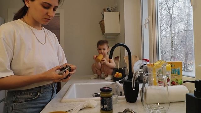 [честный] 1 ДЕНЬ ИЗ ЖИЗНИ С РЕБЕНКОМ // Режим дня в 1,4 года, что мы едим, ритуал на сон от папы ? смотреть онлайн