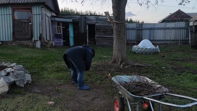 ЭЛЕКТРИЧЕСТВА НЕТ - ЕСТЬ ДРОВА И ВСЯКИЙ МУСОР, БУДЕМ ИХ СЖИГАТЬ смотреть онлайн