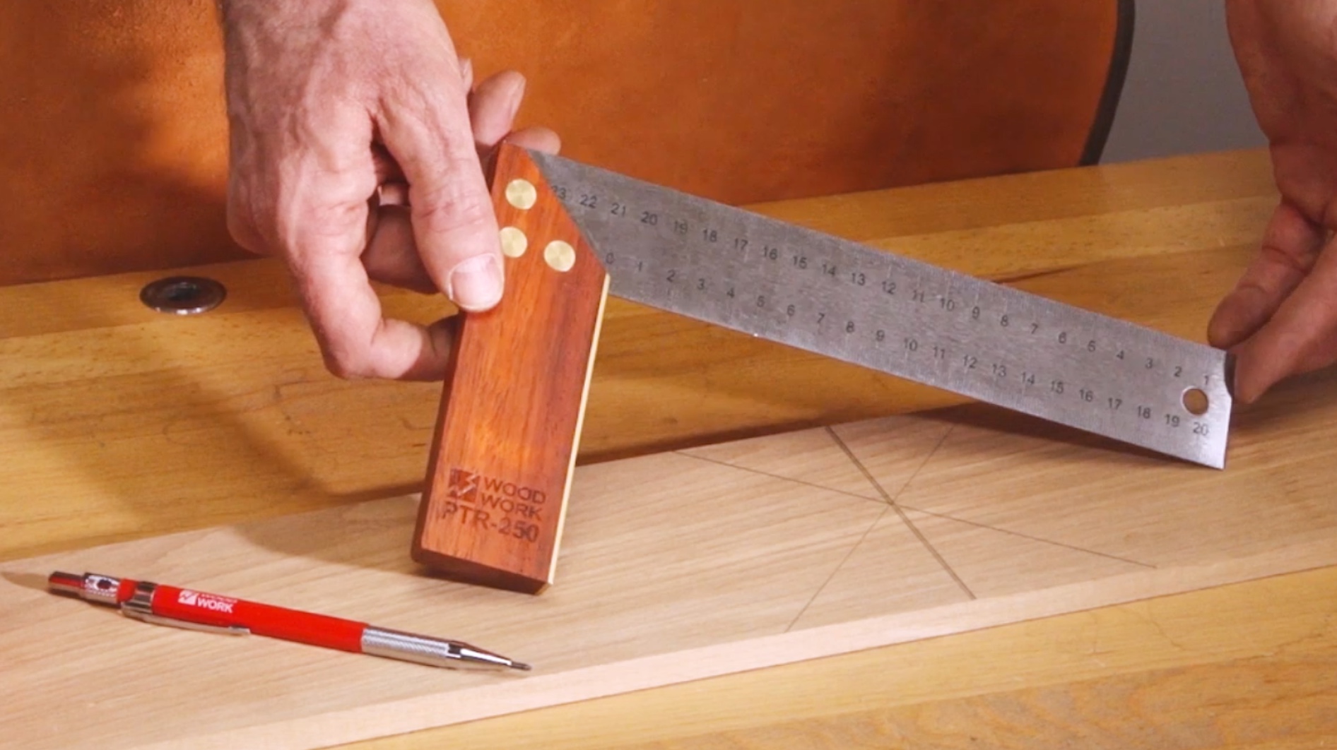 Какой столярный угольник хорош для столяра и плотника? Угольник с деревянной базой PTR-250 WOODWORK