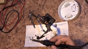 Разрядник конденсаторов с указателем напряжения.