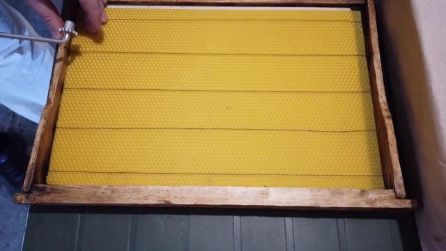 Начинающий пчеловод. Как клеить вощину к рамкам. Первый опыт!