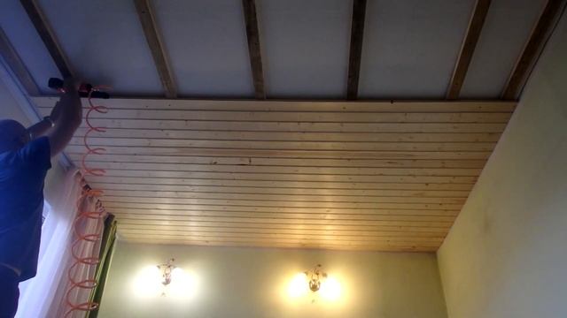 The ceiling of wood. Потолок обшитый евровагонкой. смотреть онлайн