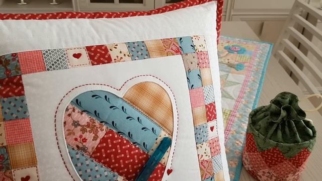 Итоги. Лоскутное шитьё. Наволочки, дорожка, коробулька и кошелёчек. смотреть онлайн