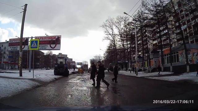 Улица Кольцевая, идет ямочный ремонт. Знак 40 это шутка? смотреть онлайн