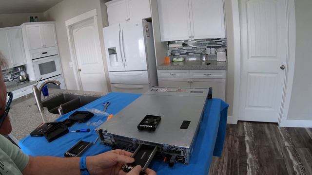 Installing a Samsung SSD in a server drive caddy смотреть онлайн
