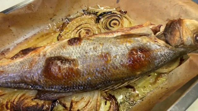 Простейший рецепт Сибас запечённый в духовке с луком рецепт. Как приготовить рыбу сибас. Food Time смотреть онлайн