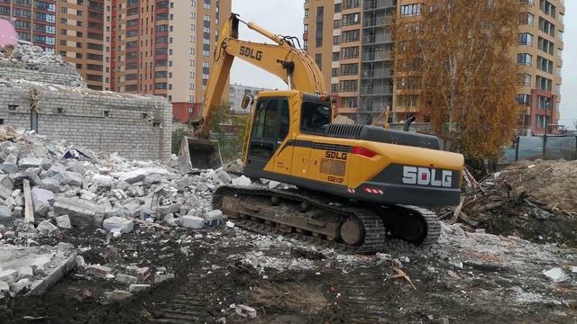 Снос здания экскаватором SDLG. Китайский Volvo опять в деле.