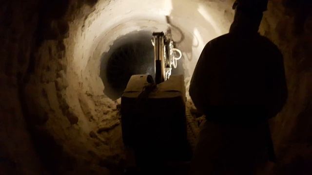 Brokk 180. Работы по чистке известковых колец в известерегенерационной печи. смотреть онлайн