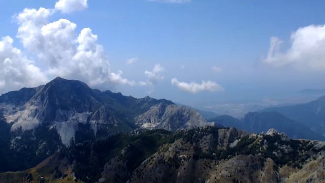 vue du mont Fiocca , 1709 M, Alpes Apuanes, Toscane. Italy. 19 août 2013 смотреть онлайн