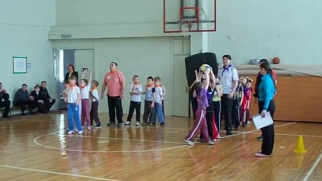 эстафета прыжки с мячом.WMV смотреть онлайн